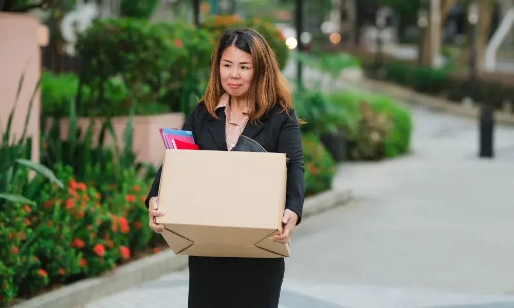 Une salariée quitte son travail après un licenciement pour faute grave