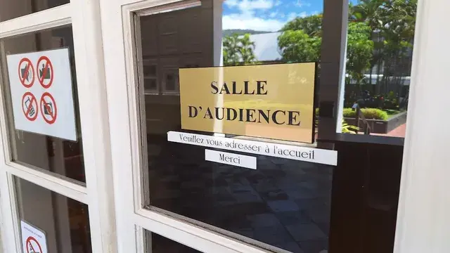 Zinfos974 - Chute d’un lampadaire sur un enfant à Saint-Benoît