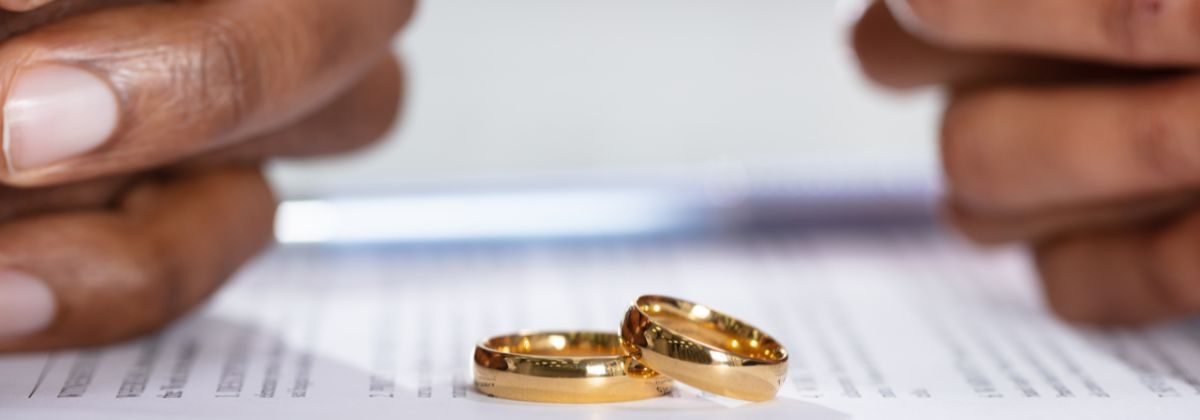 Deux époux signent leur convention de divorce par consentement mutuel à La Réunion