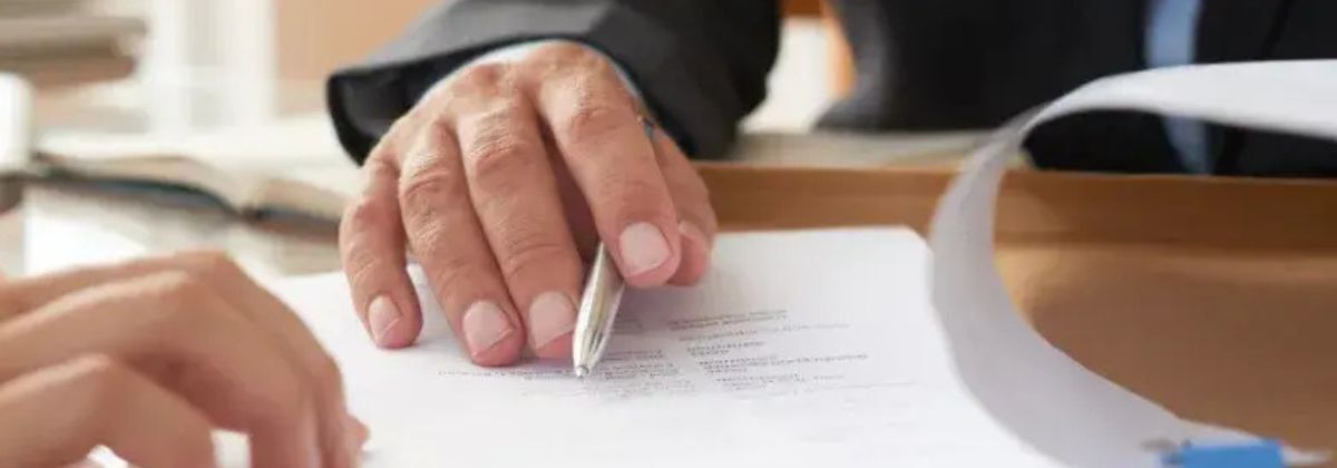Un avocat relit le procès verbal de transaction indemnisant son client suite à un accident de la route à la Réunion